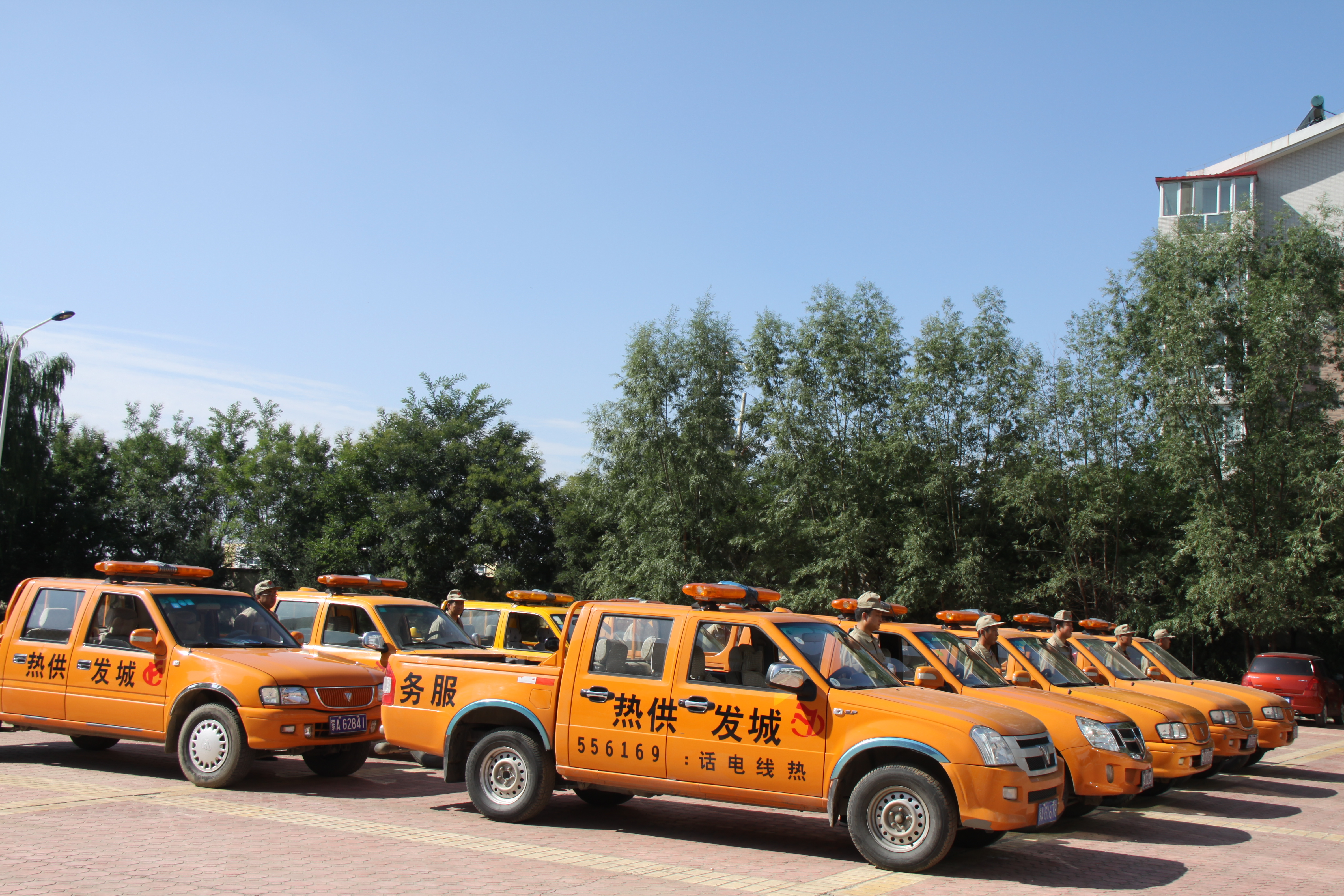 供熱服務(wù)、搶險(xiǎn)車隊(duì).jpg